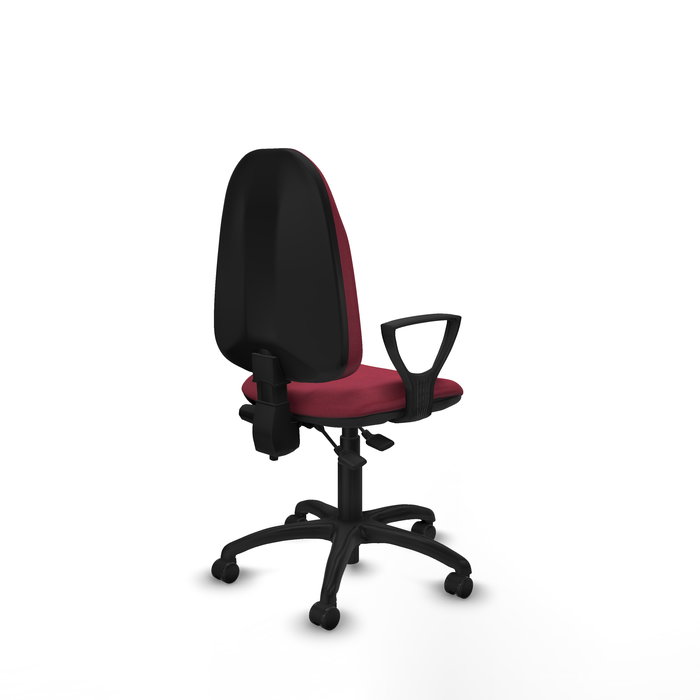 Chaise de bureau Algarra avec mécanisme de contact permanent à double poignée, recouverte de tissu couleur grenat. Équipée d'une base en polyamide noir, d'accoudoirs fixes et de roulettes autobloquantes