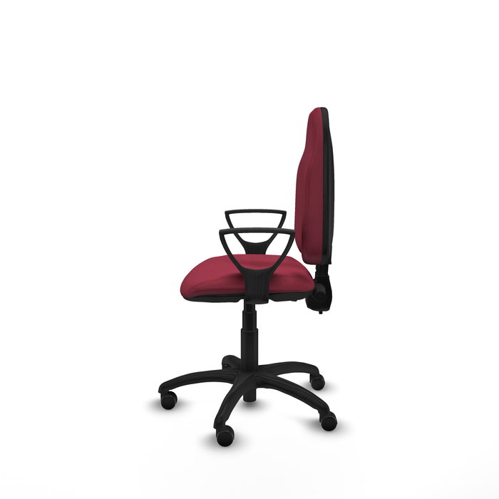 Chaise de bureau Algarra avec mécanisme de contact permanent à double poignée, recouverte de tissu couleur grenat. Équipée d'une base en polyamide noir, d'accoudoirs fixes et de roulettes autobloquantes