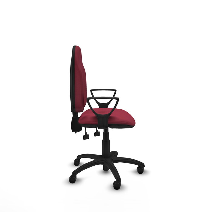 Chaise de bureau Algarra avec mécanisme de contact permanent à double poignée, recouverte de tissu couleur grenat. Équipée d'une base en polyamide noir, d'accoudoirs fixes et de roulettes autobloquantes