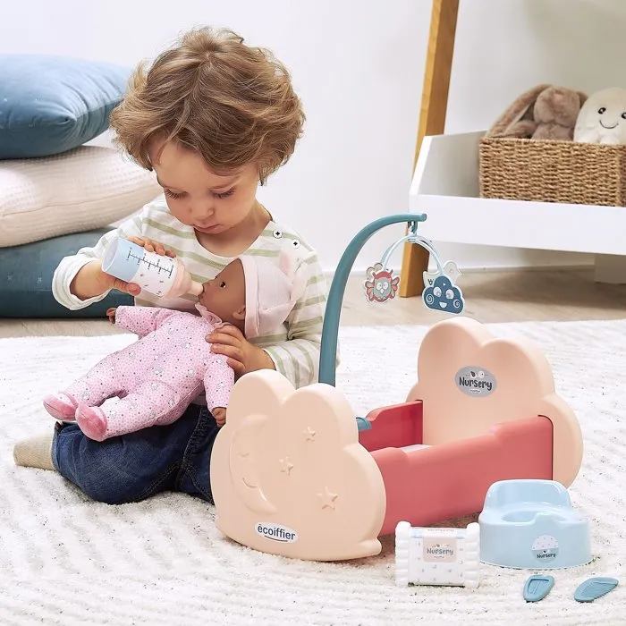 Ecoiffier Nursery 1835 - Lit à bascule bébé avec mobile et accessoires (pot, couches, peigne, thermomètre, biberon) - Jouet dès 18 mois