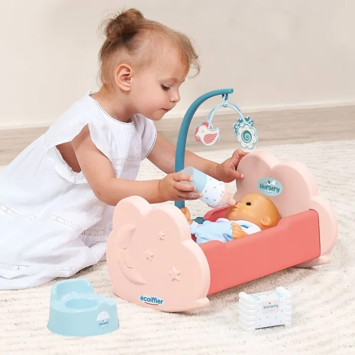 Ecoiffier Nursery 1835 - Lit à bascule bébé avec mobile et accessoires (pot, couches, peigne, thermomètre, biberon) - Jouet dès 18 mois