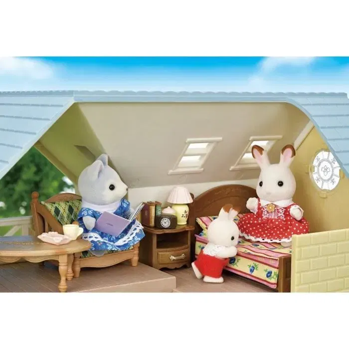 Sylvanian Families - Coffret Le cottage au toit bleu 5671 - Maison de poupée avec mobilier et figurine - Jeu d'imagination pour enfant 5 ans et plus Sylvanian Families - Coffret Le cottage au toit bleu 5671 - Maison de poupée avec mobilier et figurine - Jeu d'imagination pour enfant 5 ans et plus