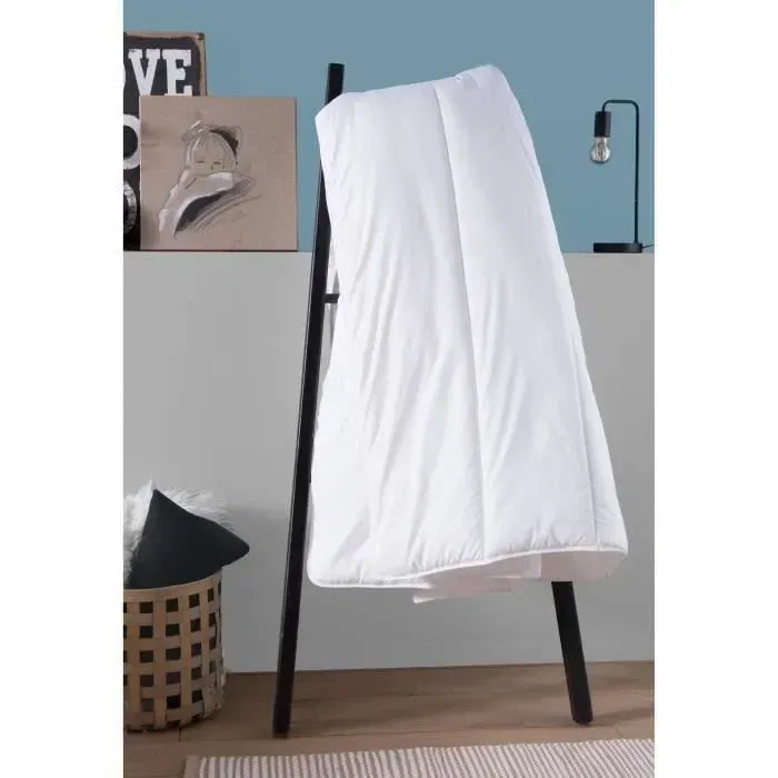 Dodo Pack Couette et Oreiller Splendeur - Couette chaude anti-acariens 140x200 cm, 350 g/m², Garnissage 100% Volupt'Air, avec 1 oreiller 60x60 cm, Blanc, Fabriqué en France Dodo Pack Couette et Oreiller Splendeur - Couette chaude anti-acariens 140x200 cm, 350 g/m², Garnissage 100% Volupt'Air, avec 1 oreiller 60x60 cm, Blanc, Fabriqué en France