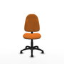 Chaise de bureau Algarra avec mécanisme de contact permanent de base, revêtue de similicuir orange. Équipée d'un piètement en polyamide noir, sans accoudoirs et de roulettes autobloquantes