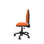Chaise de bureau Algarra avec mécanisme asynchrone, rembourrée de tissu orange. Équipée d'une base en polyamide noir, sans accoudoirs et de roulettes en nylon de 50 mm.