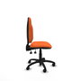 Chaise de bureau Algarra avec mécanisme asynchrone, rembourrée de tissu orange. Équipée d'une base en polyamide noir, sans accoudoirs et de roulettes en nylon de 50 mm.