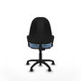Chaise de bureau Algarra avec mécanisme de contact permanent de base, recouverte de tissu bleu ciel. Équipée d'une base en polyamide noir, d'accoudoirs fixes et de roulettes en nylon de 50 mm.