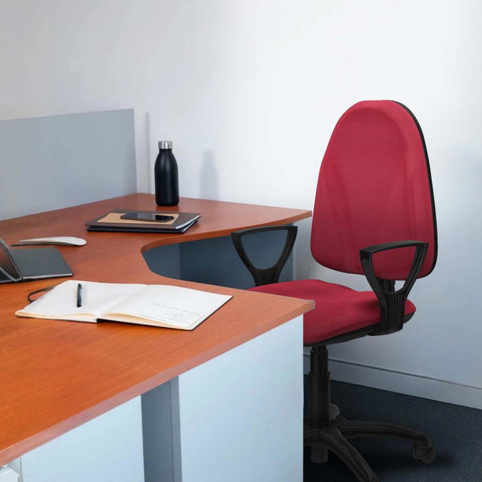 Chaise de bureau Algarra avec mécanisme de contact permanent de base, recouverte de tissu bleu ciel. Équipée d'une base en polyamide noir, d'accoudoirs fixes et de roulettes en nylon de 50 mm.