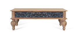 GINER Y COLOMER - Table de salon en teck massif, finition bicolore naturel et bleu, panneau avant sculpté à la main avec motif floral, pieds tournés, style vintage