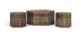 GINER Y COLOMER Set de Table Basse Hexagonale et 2 Tabourets en Bois Massif avec Motifs Géométriques Taillés à la Main - Finition Naturelle et Noire