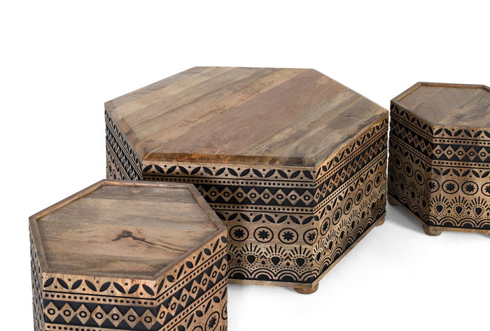 GINER Y COLOMER Set de Table Basse Hexagonale et 2 Tabourets en Bois Massif avec Motifs Géométriques Taillés à la Main - Finition Naturelle et Noire