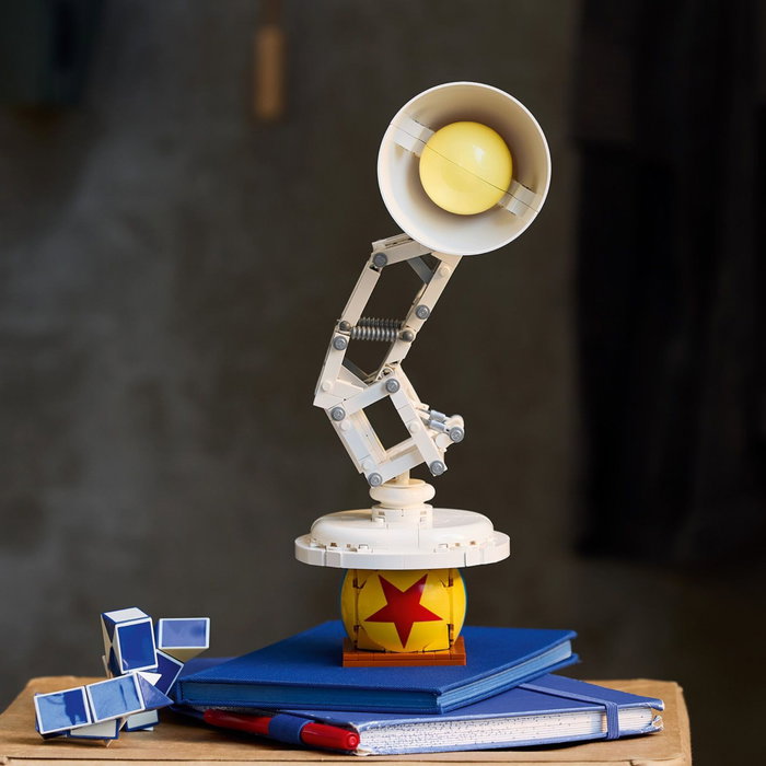 LEGO Ideas Disney Pixar Luxo Jr. 21357, Modèle Articulé avec Balle de Références