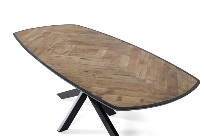 Giner y Colomer - Table à manger en bois de manguier 220 cm, structure en fer noir en X, plateau avec motif chevron et bordure foncée Giner y Colomer - Table à manger en bois de manguier 220 cm, structure en fer noir en X, plateau avec motif chevron et bordure foncée
