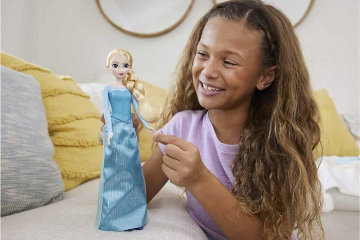 Mattel - Poupée Disney Frozen Elsa 29 cm - Version espagnole/portugaise Mattel - Poupée Disney Frozen Elsa 29 cm - Version espagnole/portugaise