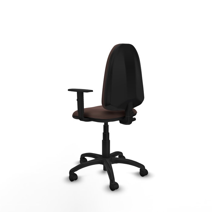Chaise de bureau Aýna avec mécanisme de contact permanent de base, revêtue de simili cuir marron foncé. Équipée d'une base en polyamide noir, d'accoudoirs 1D et de roulettes en nylon de 50 mm