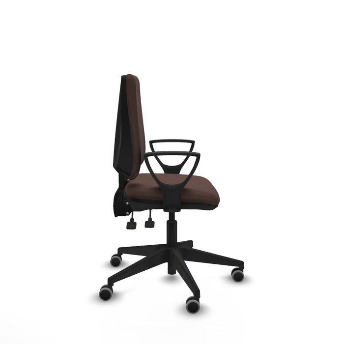 Chaise Elche Asynchrone Cuir écologique Marron foncé Base pyramidale noire Accoudoirs fixes Sans appui-tête Roulettes 65mm pour moquette Chaise Elche Asynchrone Cuir écologique Marron foncé Base pyramidale noire Accoudoirs fixes Sans appui-tête Roulettes 65mm pour moquette