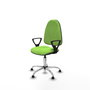 Chaise de bureau Algarra avec mécanisme de contact permanent de base, recouverte de tissu couleur pistache. Équipée d'une base chromée, d'accoudoirs fixes et de butées