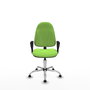 Chaise de bureau Algarra avec mécanisme de contact permanent de base, recouverte de tissu couleur pistache. Équipée d'une base chromée, d'accoudoirs fixes et de butées