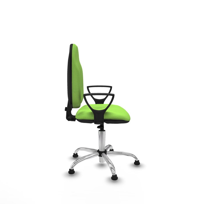 Chaise de bureau Algarra avec mécanisme de contact permanent de base, recouverte de tissu couleur pistache. Équipée d'une base chromée, d'accoudoirs fixes et de butées