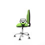 Chaise de bureau Algarra avec mécanisme de contact permanent de base, recouverte de tissu couleur pistache. Équipée d'une base chromée, d'accoudoirs fixes et de butées