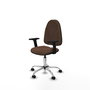 Chaise de bureau Algarra avec mécanisme de contact permanent de base, recouverte de tissu marron foncé. Équipée d'une base chromée, d'accoudoirs 2D et de roulettes autobloquantes