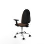 Chaise de bureau Algarra avec mécanisme de contact permanent de base, recouverte de tissu marron foncé. Équipée d'une base chromée, d'accoudoirs 2D et de roulettes autobloquantes