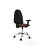 Chaise de bureau Algarra avec mécanisme de contact permanent de base, recouverte de tissu marron foncé. Équipée d'une base chromée, d'accoudoirs 2D et de roulettes autobloquantes