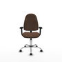 Chaise de bureau Algarra avec mécanisme de contact permanent de base, recouverte de tissu marron foncé. Équipée d'une base chromée, d'accoudoirs 2D et de roulettes autobloquantes