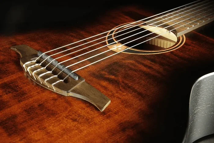 LAG Guitare Acoustique Nylon Auditorium Noir & Brun - Table Épicéa Massif, Finition Satinée