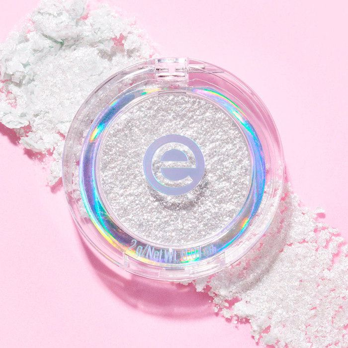 Essence Fard à paupières pailleté monochrome n°01 - Brillance givrée, ombre argentée glacée, 2 g Essence Fard à paupières pailleté monochrome n°01 - Brillance givrée, ombre argentée glacée, 2 g