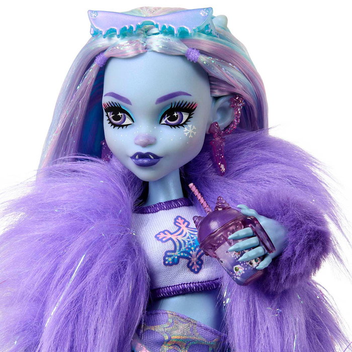 Mattel - Monster High Abbey Bominable Hnf64 - Poupée avec tenue à paillettes de neige, accessoires et mascotte Tundra - Pour enfants +4 ans
