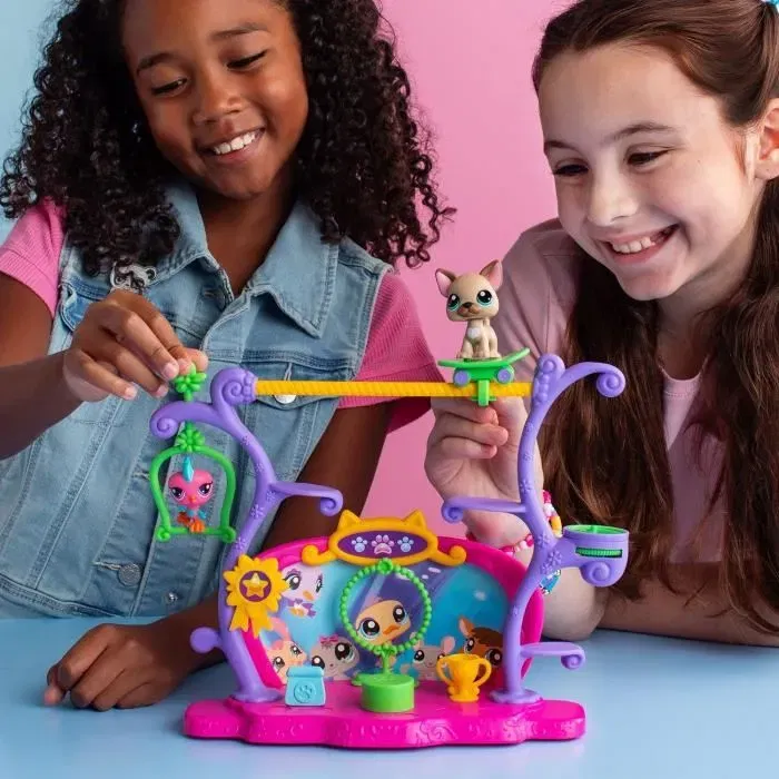 Bandai Coffret Pets Got Talent BF00558 - Ensemble de jeu Littlest Pet Shop avec 2 animaux à tête bougeante, décor et 4 accessoires, pour enfants dès 4 ans