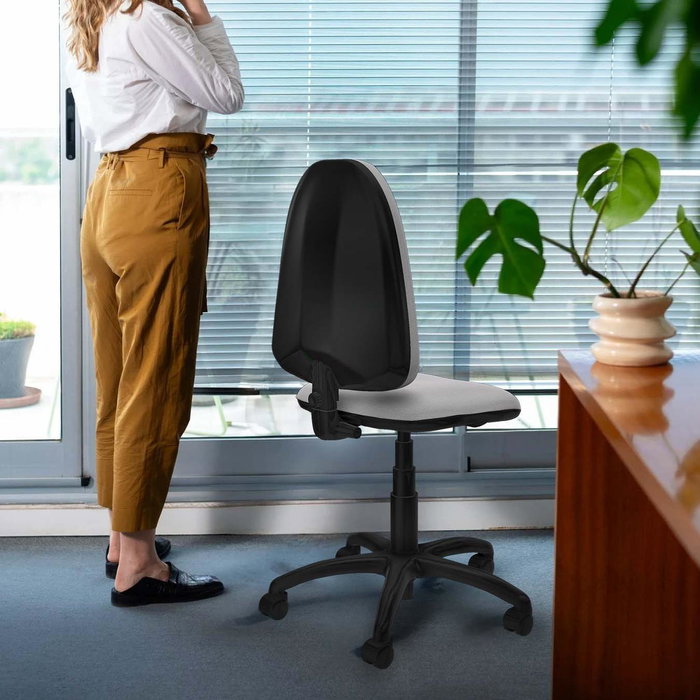 Chaise de bureau Aýna avec mécanisme de contact permanent de base, rembourrée de tissu rouge. Équipée d'une base en polyamide noir, sans accoudoirs et de roulettes en nylon de 50 mm.
