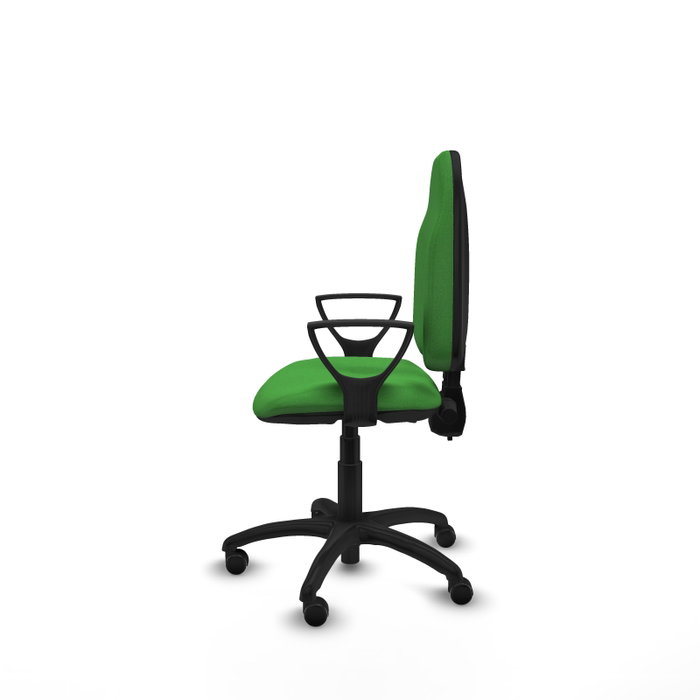 Chaise de bureau Algarra avec mécanisme à double poignée à contact permanent, recouverte de tissu vert. Équipée d'une base en polyamide noir, d'accoudoirs fixes et de roulettes autobloquantes