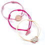 THE CARAT SHOP Set de 2 Bracelets Amitié Glinda Wicked avec breloques papillon, chaussure et lettre G en alliage de zinc rose doré