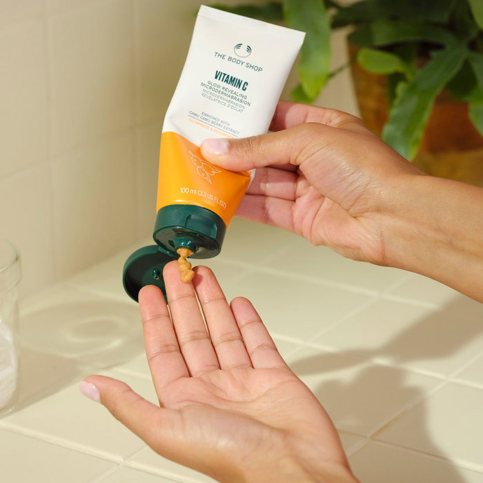 The Body Shop Microdermabrasion Illuminatrice à la Vitamine C 100 ml - Traitement pour le teint, ingrédients naturels, Vegan