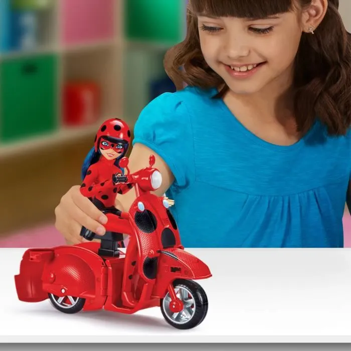 Bandai P50668 Scooter Miraculous Switch'n Go avec Poupée Articulée Ladybug Lucky Charm 26 cm - Jouet Enfant Fille 4 Ans et Plus