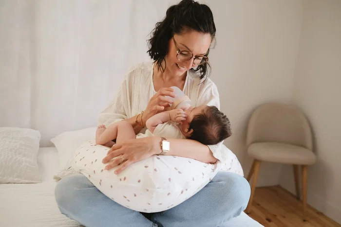Tineo - Coussin de maternité 2-en-1 de grossesse et allaitement, en jersey de coton déhoussable écru avec motif hérissons