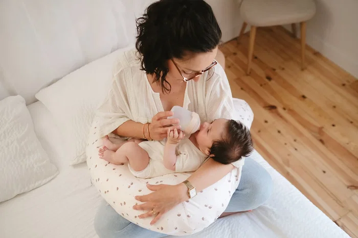 Tineo - Coussin de maternité 2-en-1 de grossesse et allaitement, en jersey de coton déhoussable écru avec motif hérissons
