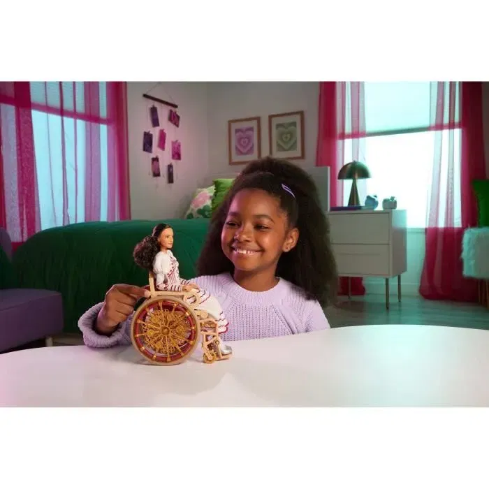 Mattel Poupée Nessarose avec tenue et accessoires, inspirée par Wicked, HXY36 Mattel Poupée Nessarose avec tenue et accessoires, inspirée par Wicked, HXY36