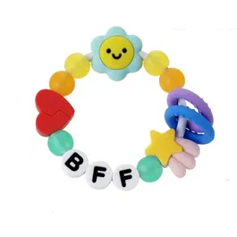 Infantino Bracelet de dentition silicone Amis pour la vie - Anneau de dentition bébé pour soulager les gencives, textures amusantes, couleurs vives, 316790