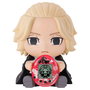 BANDAI Tamagotchi Hugmy Tokyo Revengers - Figurine Manjiro Sano avec Support et Tamagotchi Jouable, Multi-Langues, Édition Manjirotchi