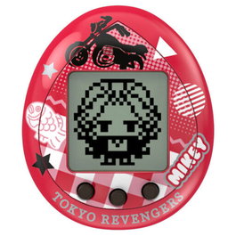BANDAI Tamagotchi Hugmy Tokyo Revengers - Figurine Manjiro Sano avec Support et Tamagotchi Jouable, Multi-Langues, Édition Manjirotchi