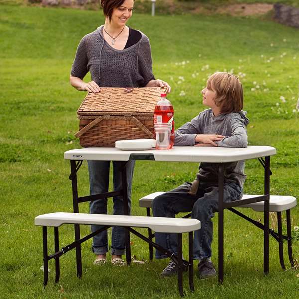 Color Baby - Ensemble table pliable (106x61x74 cm) et 2 bancs pliables avec poignées (94x22x42 cm) pour 4 personnes - Plastique et Acier