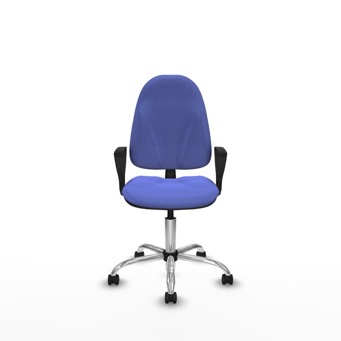 Chaise de bureau Algarra avec mécanisme de contact permanent de base, rembourrée de tissu bleu clair. Équipée d'une base chromée, d'accoudoirs fixes et de roulettes autobloquantes