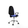 Chaise de bureau Algarra avec mécanisme de contact permanent de base, rembourrée de tissu bleu clair. Équipée d'une base chromée, d'accoudoirs fixes et de roulettes autobloquantes