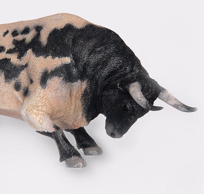 DEQUBE Figurine Toro Bravo Berrendo Embistiendo - Réplique animalière à échelle peinte à main, collection de 20 taureaux, polyglotte