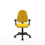 Chaise de bureau Algarra avec mécanisme Contact permanent de base, rembourrée en simili cuir jaune. Équipée d'une base en polyamide noir, d'accoudoirs 2D et de roulettes en nylon de 50 mm.