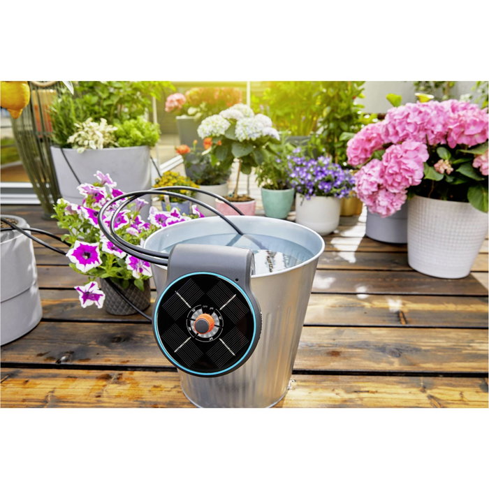 Gardena AquaBloom - Solution d'arrosage automatique solaire pour 20 plantes Gardena AquaBloom - Solution d'arrosage automatique solaire pour 20 plantes