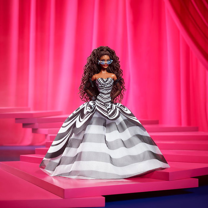 Mattel - Poupée Barbie Signature 65ème Anniversaire - Édition Châtain Hrm59 - Poupée Collection en Noir et Blanc avec Accents Saphir - Avec Socle et Certificat